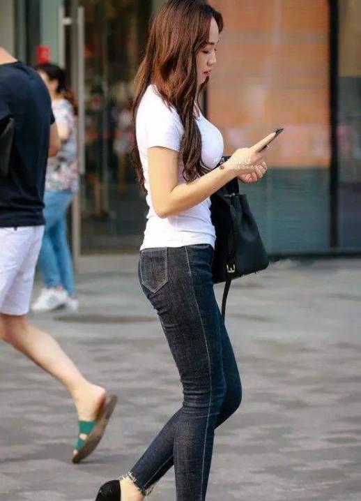 街拍身材高挑的小美女,走在街头魅力无限,满满的回头率