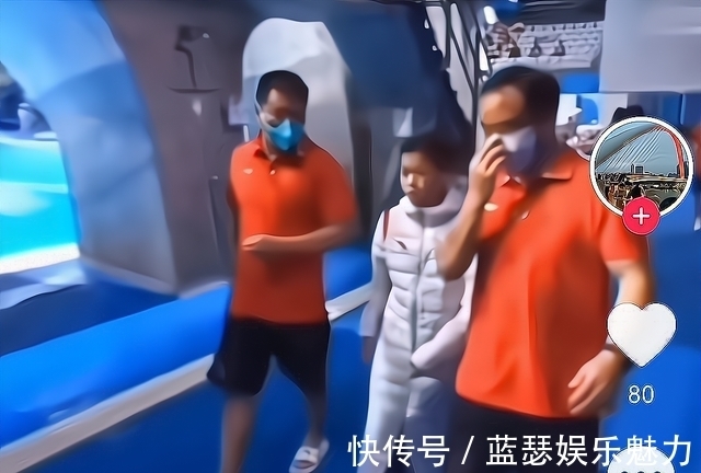 全红婵|2大保镖护送!全红婵昂首挺胸走在中间,夏天穿大棉袄挺喜感