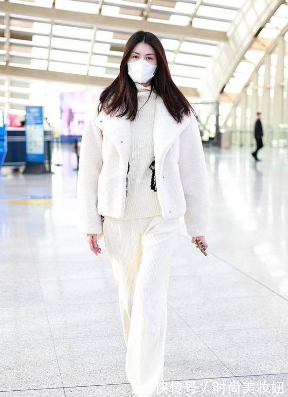 穿搭|被这位60岁奶奶惊艳了,穿羊羔绒外套洋气减龄,年轻10岁不止