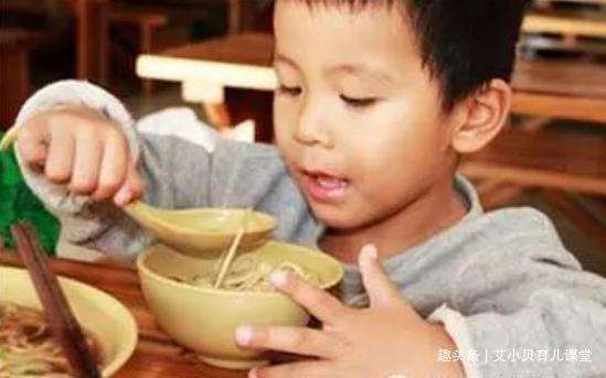  老人的“毒面条”，毁掉两代人，如果家里有，“倒掉”也不给孩子