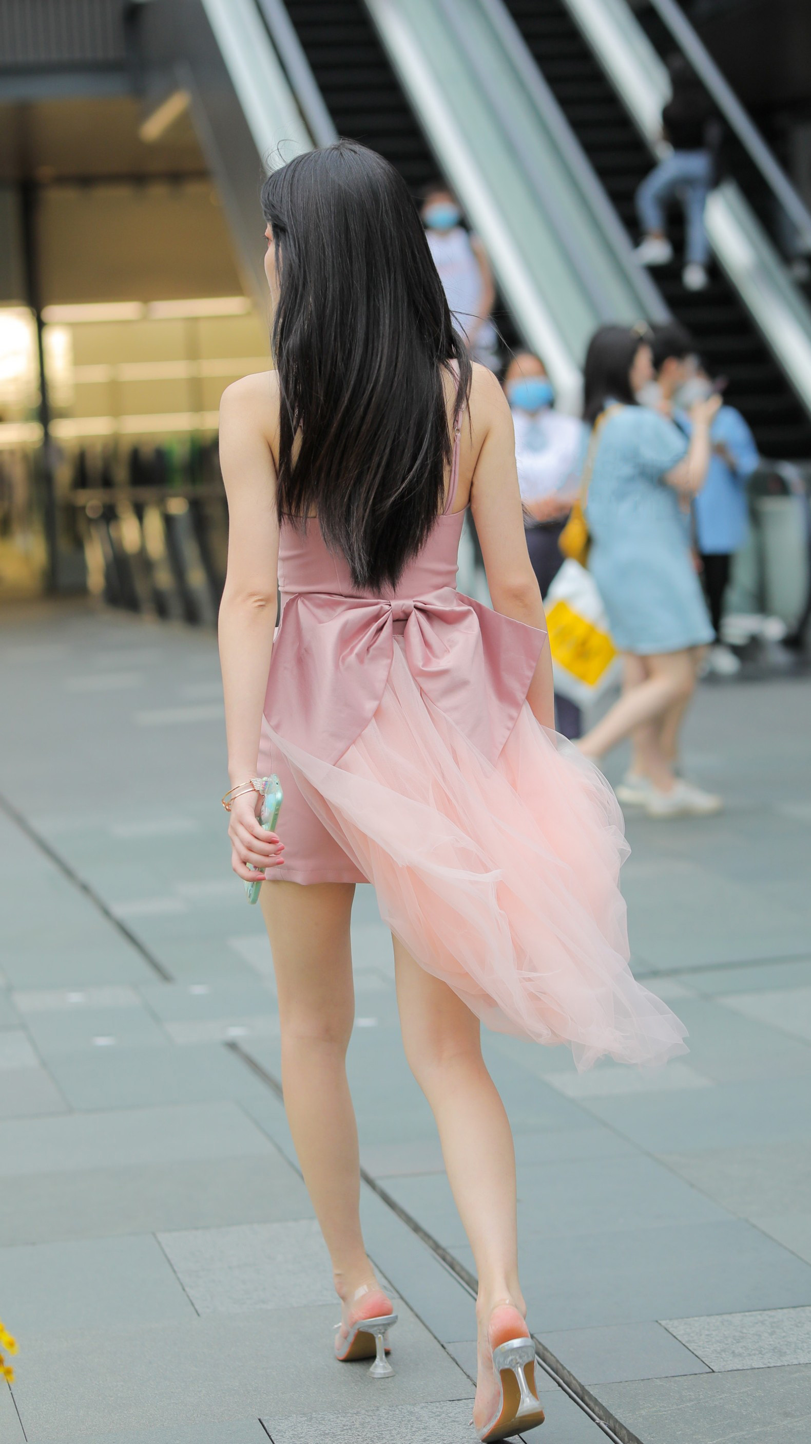 粉色是年轻女孩的最爱, 美丽装饰的粉色雪纺连衣裙, 融化和减少年龄