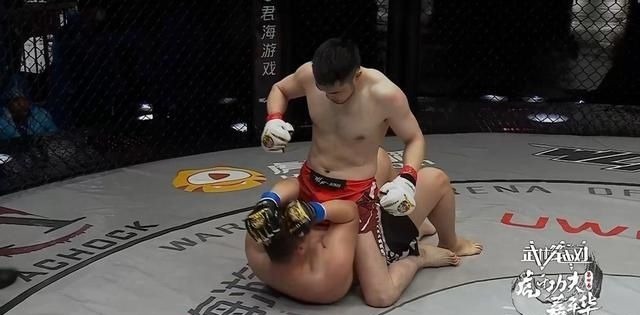 肌肉男被按在地上摩擦,藥水哥后臺(tái)看了發(fā)抖,再次跪地向佐求饒?