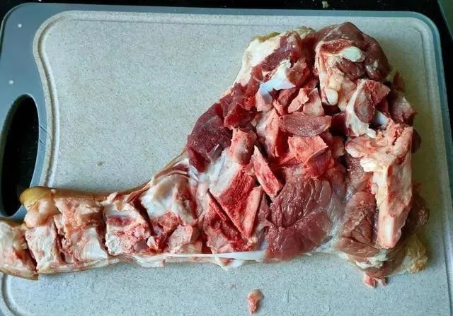 冬天要常吃这碱性菜,切成段跟猪蹄炖入味,鲜香脆嫩,好吃又解馋