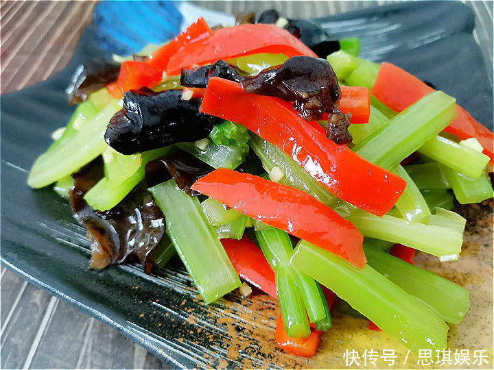 秋天，芹菜别再炒着吃了！试试新做法，清淡爽口解油腻，做法简单
