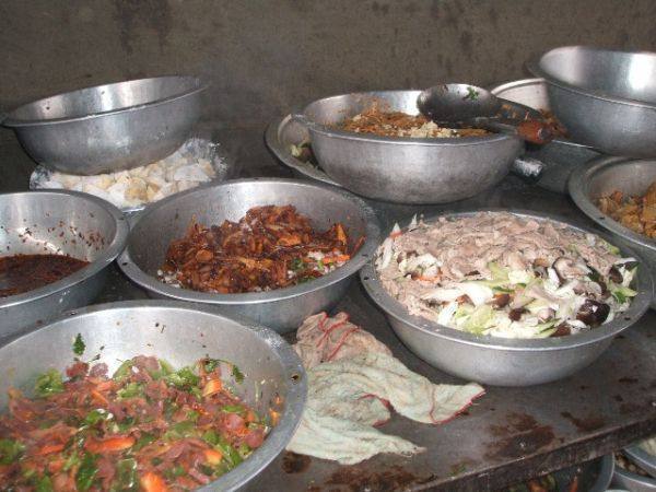 带城里婆婆到农村吃结婚酒席，看到后厨后，她说了三个字评价