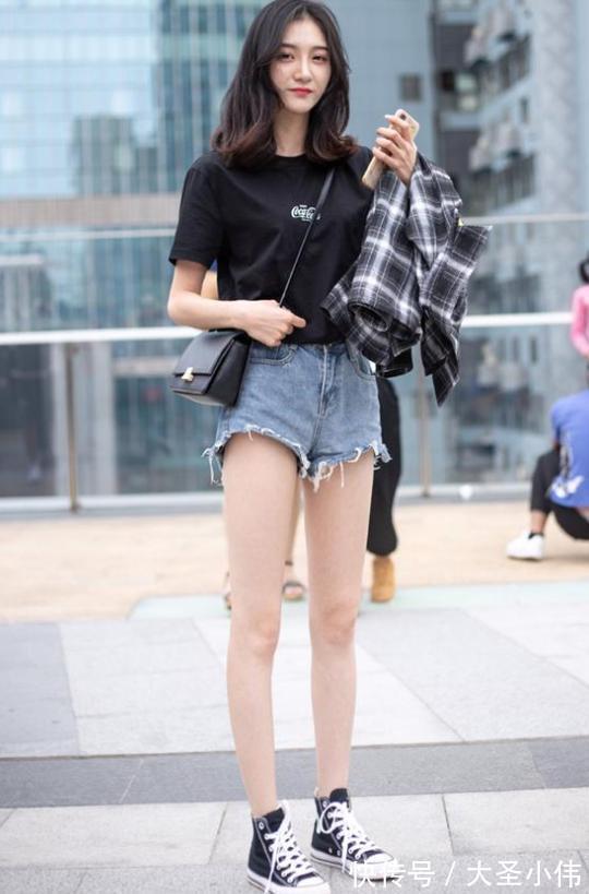 街拍|美女街拍:牛仔热裤搭配黑色T恤,时尚又经典,尽显迷人大长腿