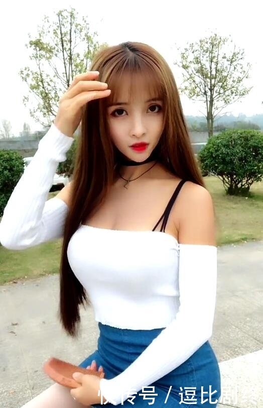 合影|经典蓝白搭配,凸显少女完美的身材,要是能一起合影就好了