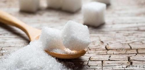 21岁女大学生脱发,惨遭谢顶,提醒:一种水少喝,不然早晚要光头