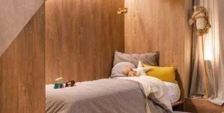 苏明玉|单身小姐姐为方便，在20㎡小房处处“挖坑”，随手一掀就是惊喜！