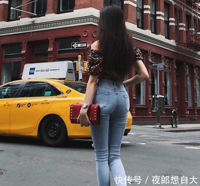 贴身穿的牛仔裤更显身形,搭配打底衫展现时尚女王的气质