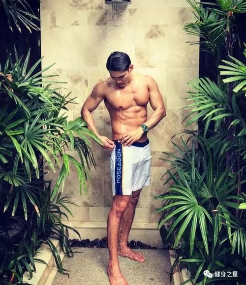 慕不慕|185cm肌肉教练“浴室照”爆火,倒三角身材公狗腰也太撩了吧……