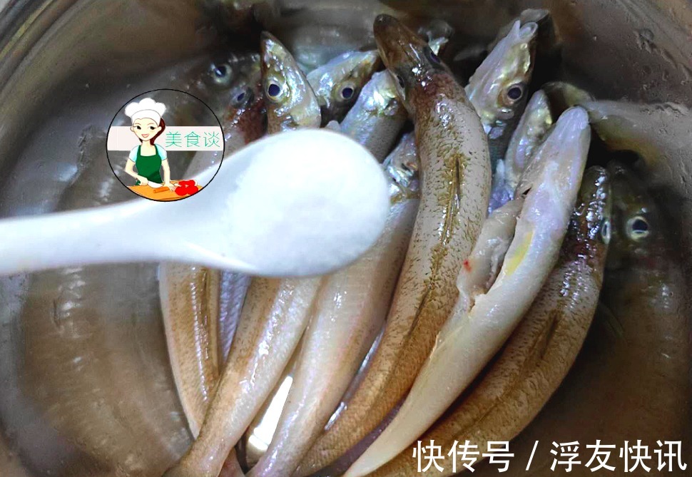 煎鱼时,下锅前多做这两个步骤,鱼肉不散、不破皮,比刷姜片管用