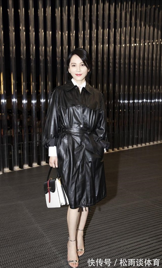 外套|“不老女神”俞飞鸿不愧为中年之光,巴掌腰+漫画腿,真不像48岁