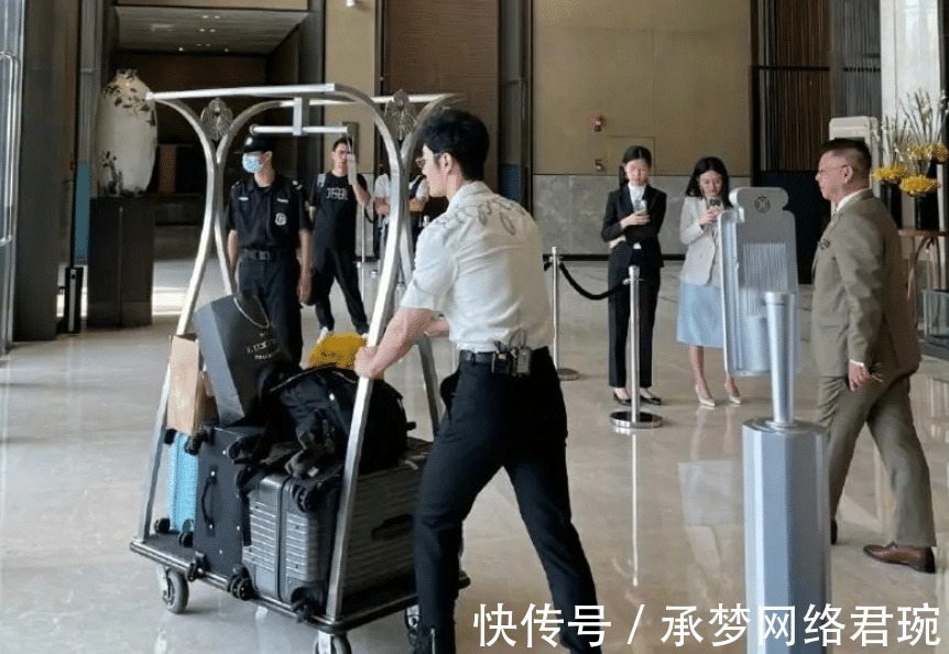 丁真|《中餐厅5》路透生图,黄晓明身材比例很抢镜,真实身高一目了然