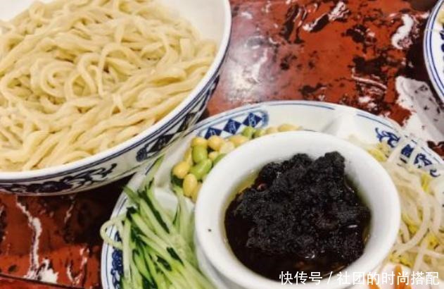 天津这家面馆,招牌菜是炖猪蹄,来吃饭的客人宁可不吃面也要点它