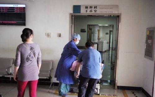 泪目|产妇“偷偷”给医生塞了一张纸条,医生看完泪目,太心酸