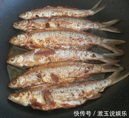 煎鱼|无论煎啥鱼，“最怕”先开火后倒油，学会这技巧，鱼肉金黄不破皮