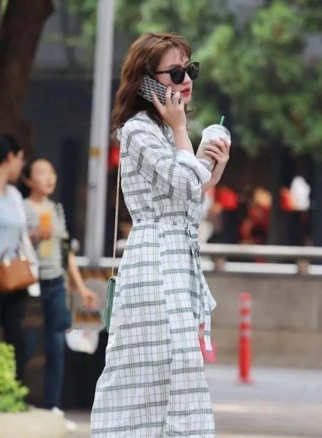 街拍:小姐姐一身潮流时尚的穿搭,女神范十足