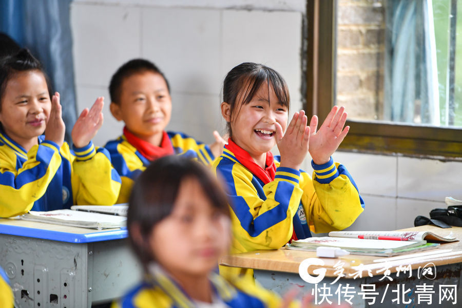 语文|彭有兴：3年每天8公里护送100多名学生上下学