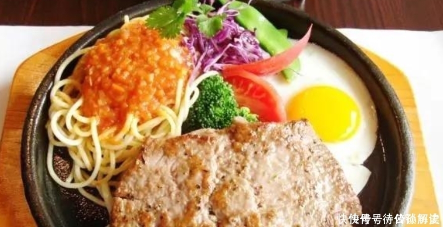 吃牛排时,服务员送你“一张纸”,不是用来擦嘴的,看完就不会闹笑话了