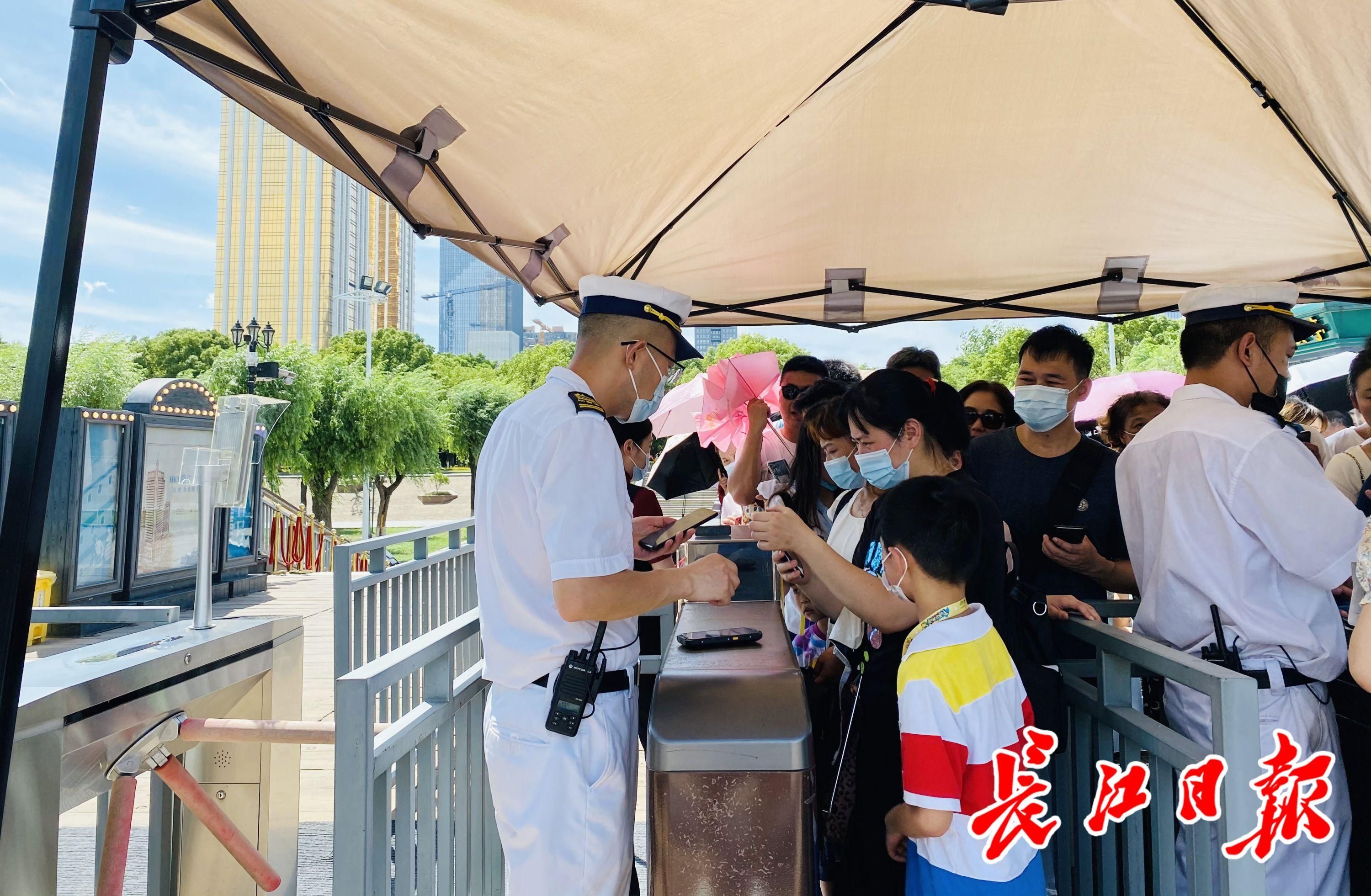 长江日报|24小时值班、备有一次性雨衣……“知音号”端午假期这样“宠游客”