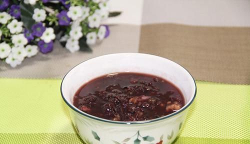 女性不想被叫“老女人”,多吃5种食物,补血养颜,越吃越年轻