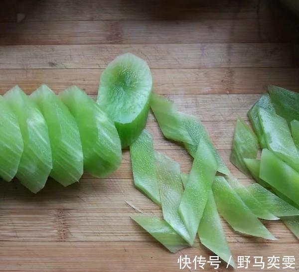 蒜香莴笋|便秘最怕这个菜,3元一斤,2块钱能炒一大盘,常吃宽肠通便