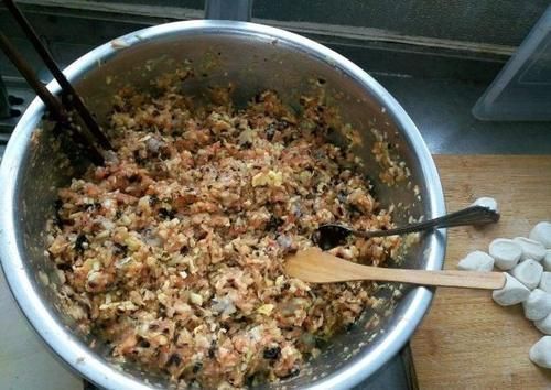 五花肉|饭店大厨说漏嘴,炸肉丸时加点“它”,丸子又脆又香超好吃