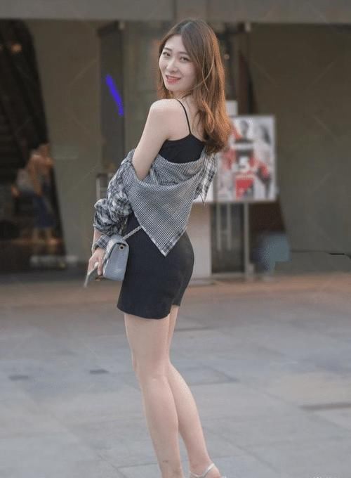  女士在穿搭中会有什么奇思妙想？吊带裙搭配衬衣，非常新颖洒脱