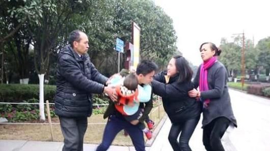 莉莉|陌生“奶奶”喊娃小名，想拐走孩子，妈妈急中生智的做法让人称赞