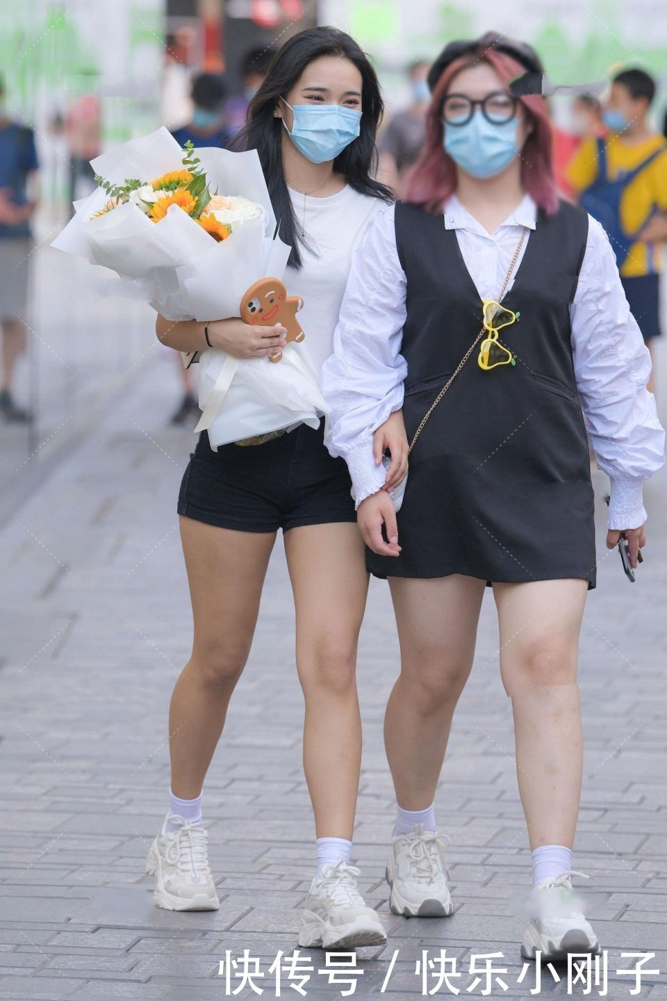 运动鞋|鲜花点缀穿搭,白色T恤搭配黑色裤子,既温柔又浪漫