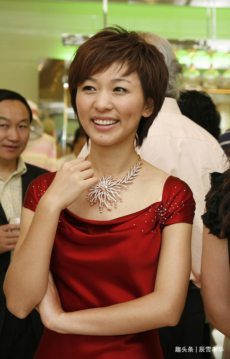 领口|欧阳夏丹穿红“礼服裙”真漂亮,单肩领口露出项链,配短发好甜美
