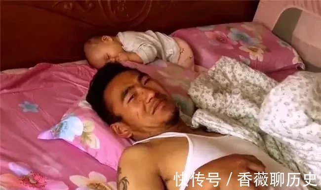 爸爸|爸爸和宝宝睡觉,醒来后宝宝却不见了,接下里一幕让妈妈哭笑不得