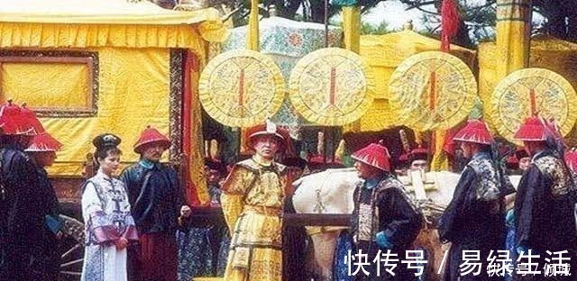 文武百官&康熙拜孔子不愿下跪, 大臣遮住墓碑上一个字后, 他立即跪下!