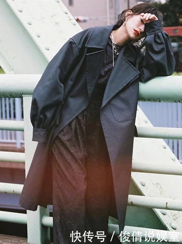 搭配黑色|又到了穿风衣的季节,只会搭牛仔裤?你怕是不知道这三种时髦搭配