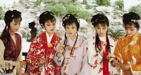 老梅&红楼梦中最精明的女子,王熙凤远不如她,贾府败落时成了诰命夫人