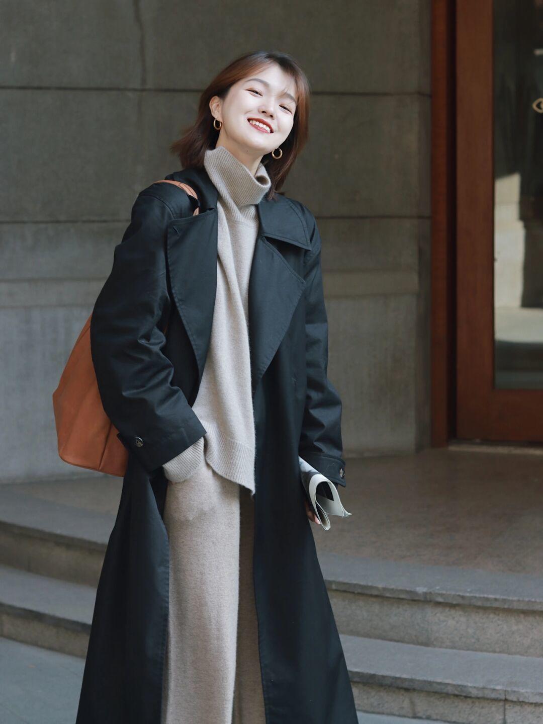 半身裙|天气回暖该怎么穿出氛围感?米色卫衣+黑色半身裙,清纯又不失个性