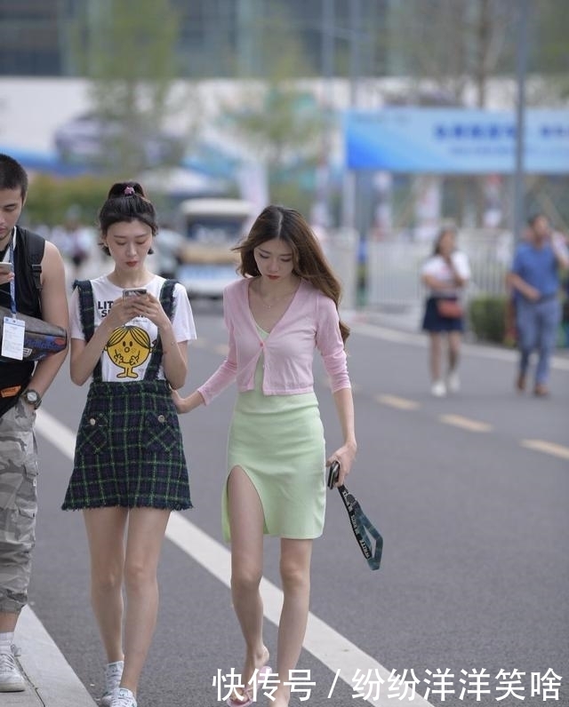 孩子|连衣裙是一种时尚,配“粉色长袖”,让街头美女秀出苗条身材