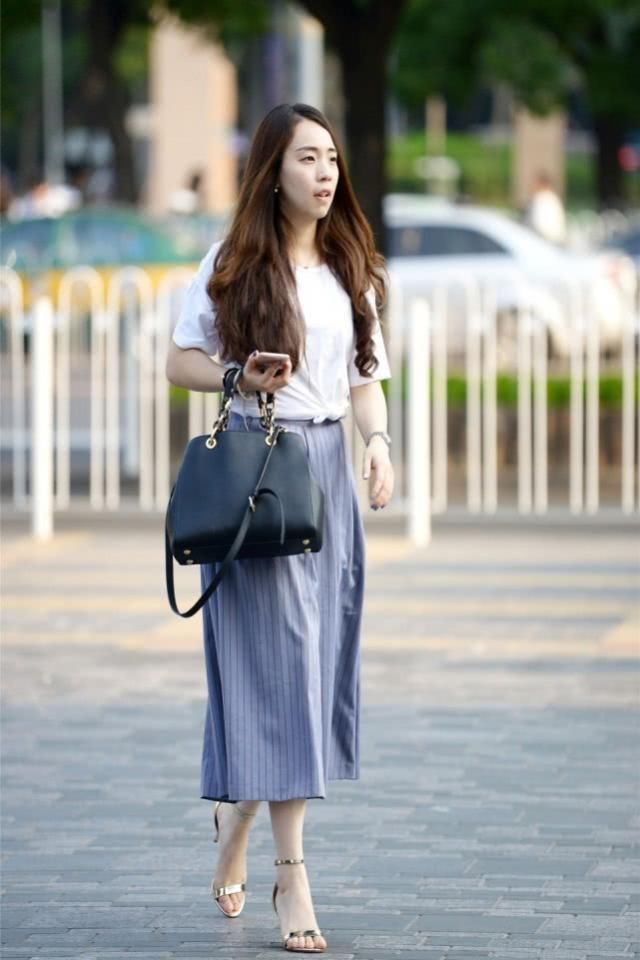 美女端庄大方的裙子搭配气质干练，清新细腻衬托出你的时尚感