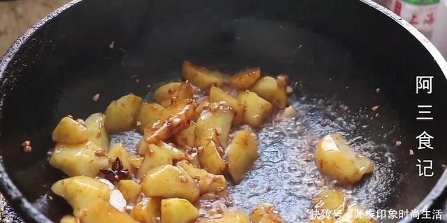 土豆|土豆别炖了,加3个鸡蛋,教你新做法,营养解馋又下饭,比肉还香