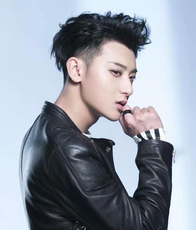 两边剃光的最帅气发型，干练利落又有范，好打理更有男人味