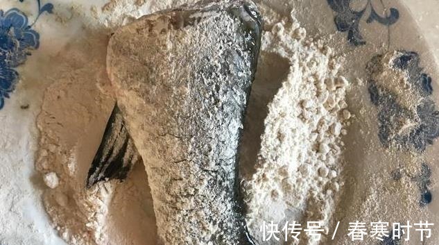 给鱼去腥,不要用料酒,教您一个好方法,炖鱼无腥味,鲜香十足