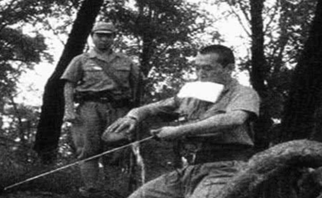 日本|日本武士如何剖腹?4张罕见照片给出答案,旁边还有士兵拿枪监督