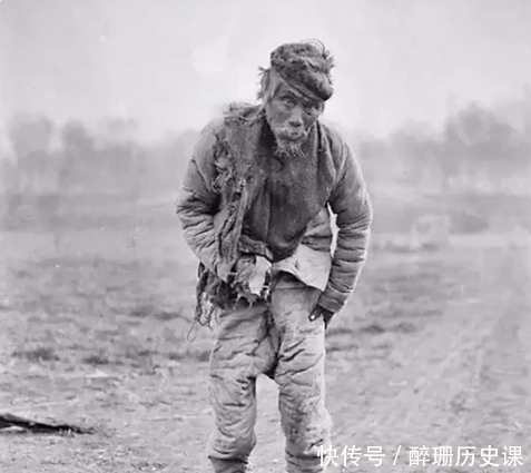 晚清|晚清老照片：犯人像狗一样跪在地上，图7是全家被饿死的孤寡老人