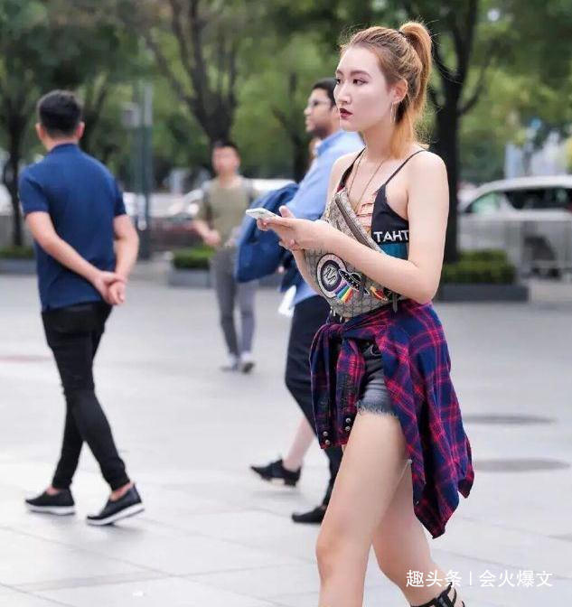 铁环|别总穿小白鞋,尝试一下“铁环鞋”,搭配牛仔裤减龄又好看!