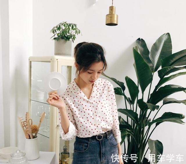 v领 大脸的女生除了发型之外,上衣款式也很重要,这三件拒绝容貌焦虑!