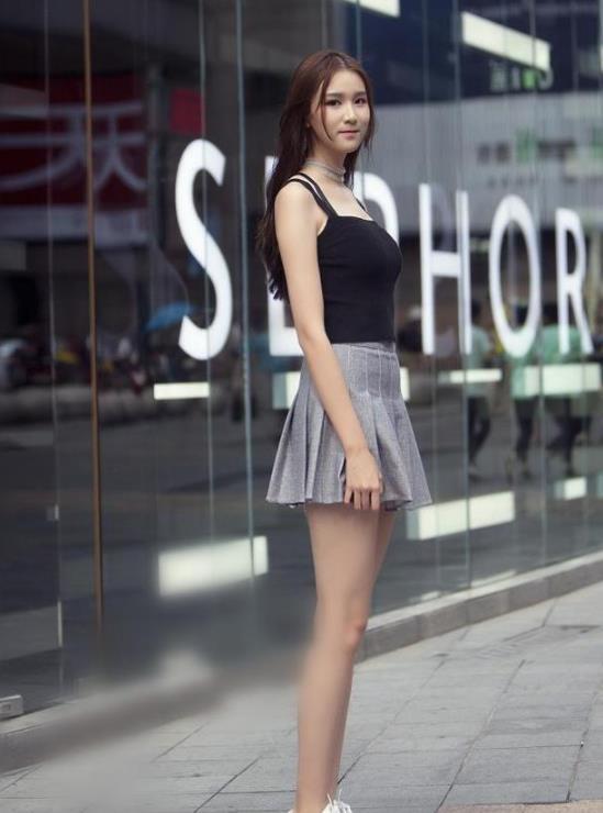 街拍:黑色上衣+黑色长裤的美女,简单时尚又大方