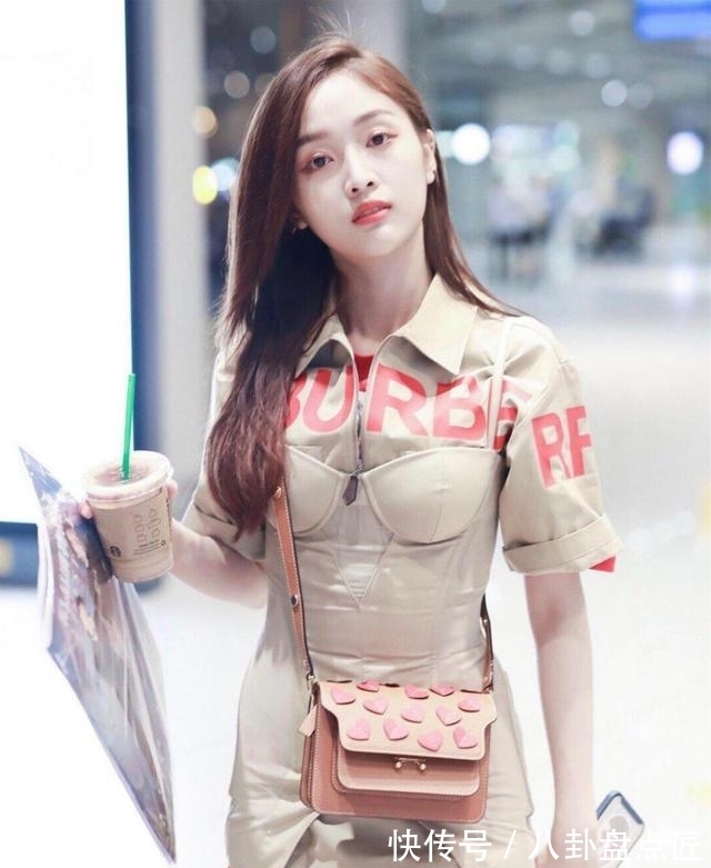 街拍|吴宣仪尴尬撞衫，内衣外穿被评输了，幸好“漫画腿”从来不输！