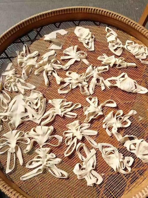  动动手，万能饺子皮，变成4种小零食，好吃得不得了