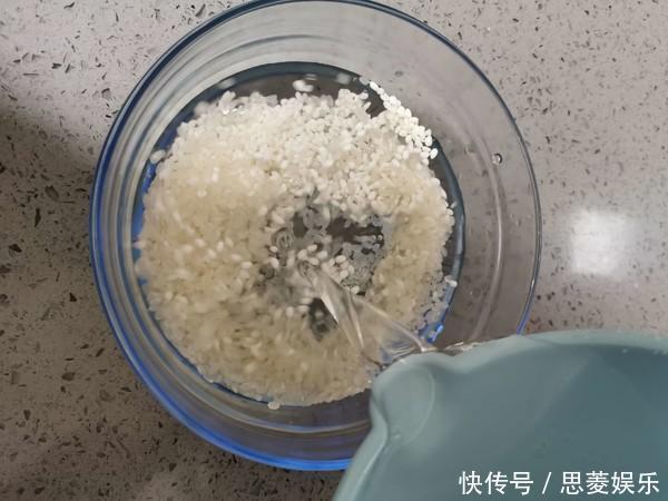 海带不要再炒了!隔壁大妈每次这么做一大盆,全家老少都抢着吃